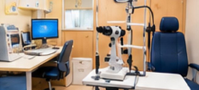 眼科の検査機器が並ぶ検査室