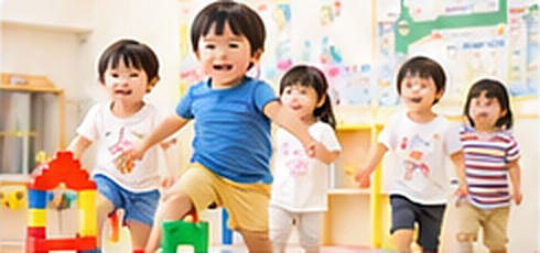 積み木で遊ぶ幼児たち