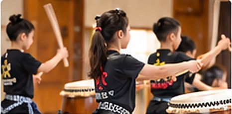 太鼓を叩く子どもたち