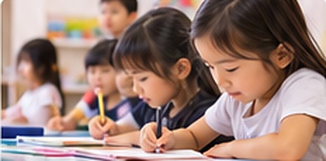 教室で勉強する子どもたち