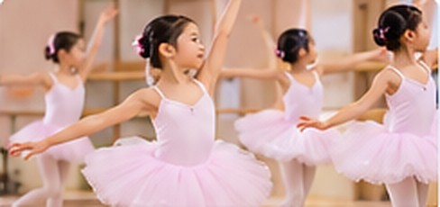 バレエのレッスンを受ける子どもたち