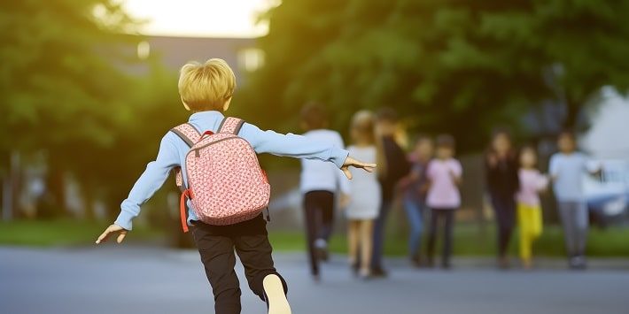 新学期が始まるり楽しそうに学校に向かっている様子